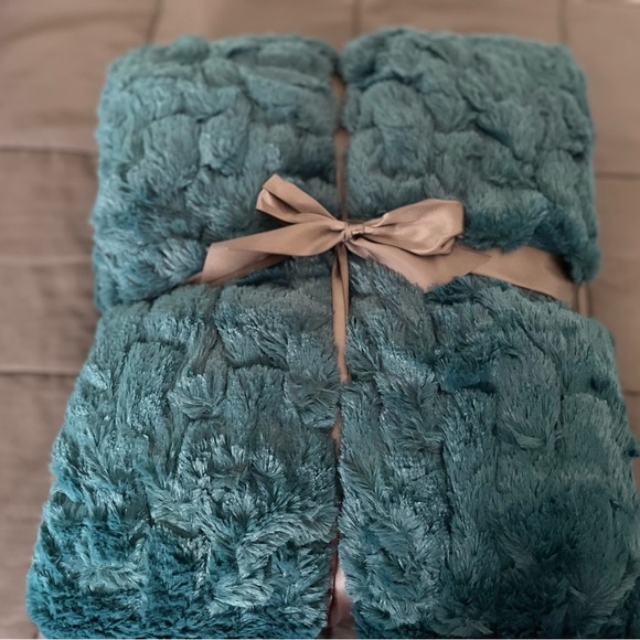 Throw - Picture 5 of 7